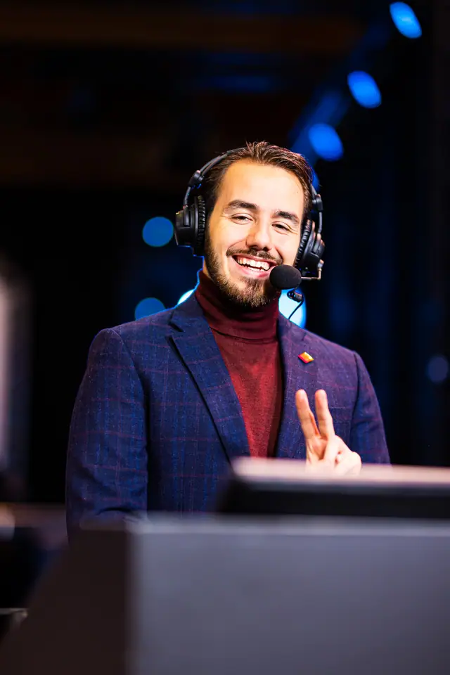 Robert Jan commentating on broadcast with headset and desk microphone.