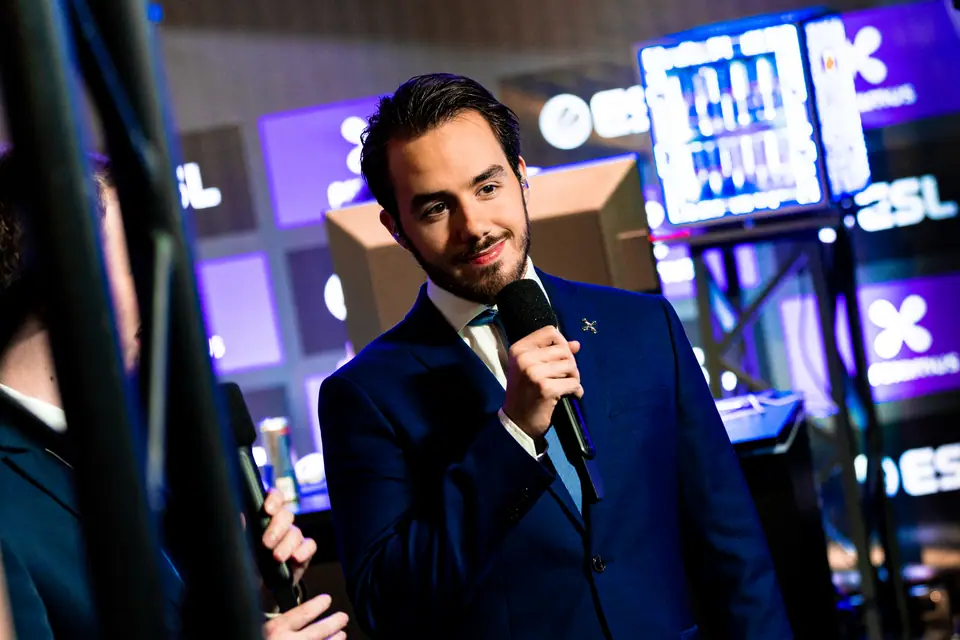 Robert Jan hosting or interviewing on stage with a handheld microphone.